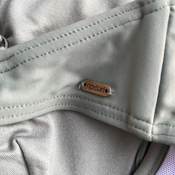 Ripcurl sz M olive green bikini top. Underwire. Super flattering! - Picture 3 of 3